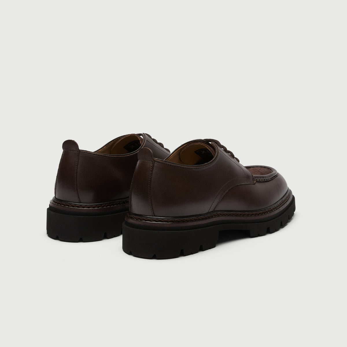 Walk London Farringdon Apron Shoe in brown leather heel view with pull tab