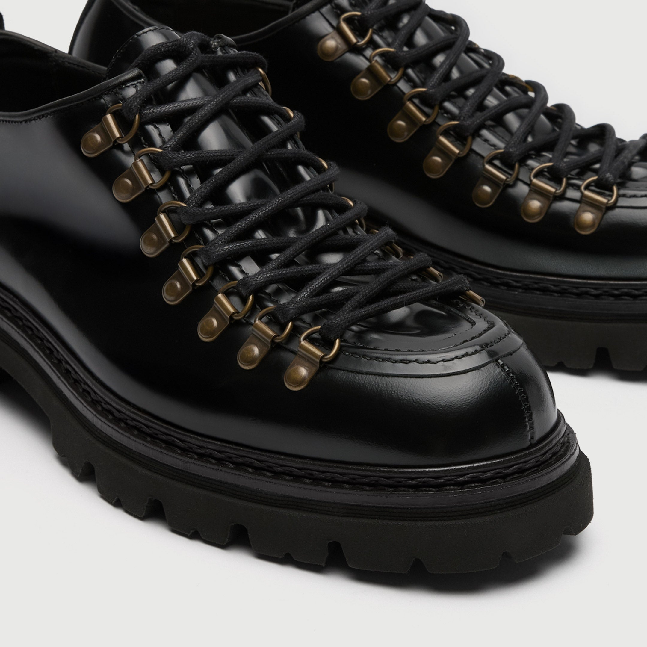 Walk London Mens Hartford Hiking Shoe in Black Patent Leather