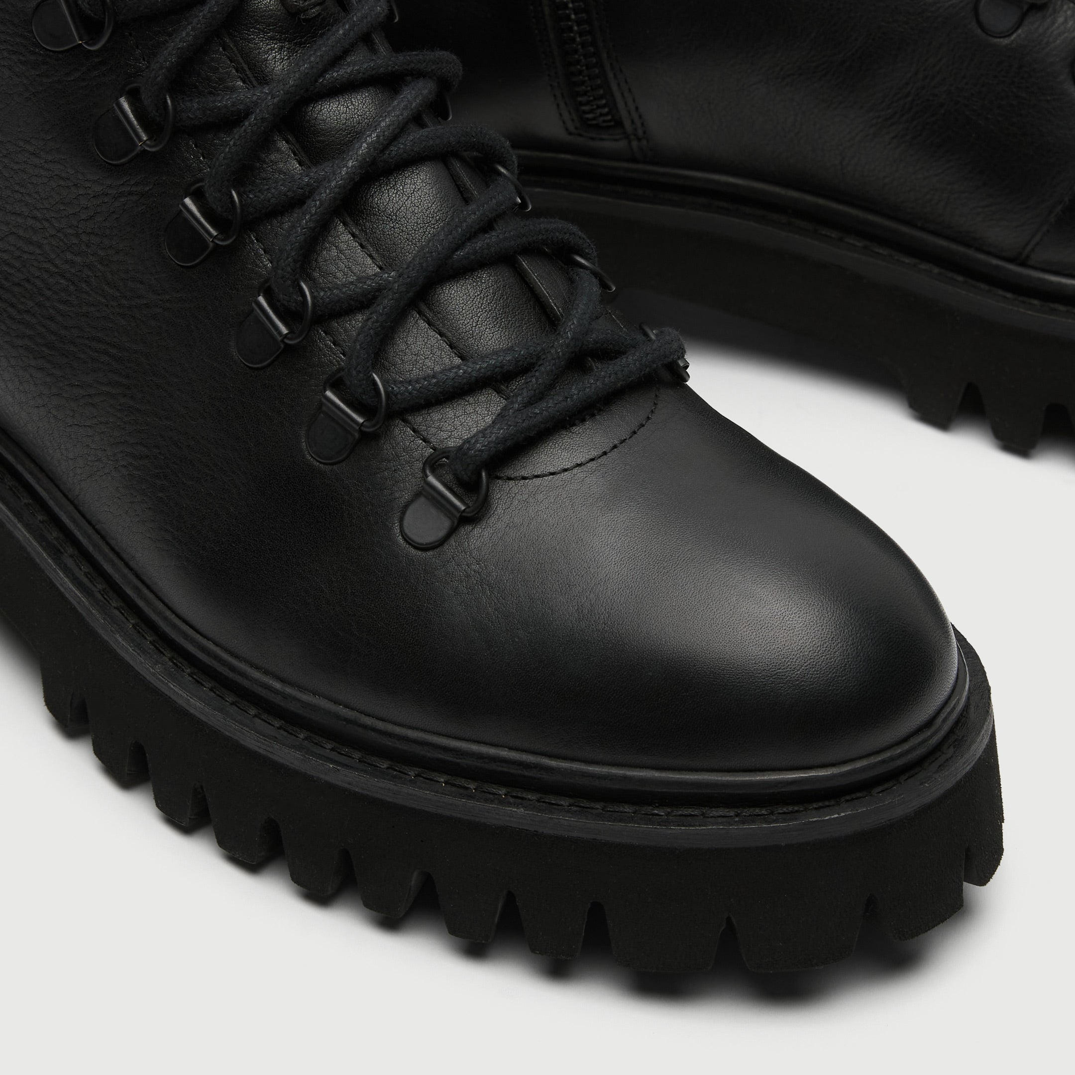 Walk London, Hopper Hiking boot in black leather with a black sole
