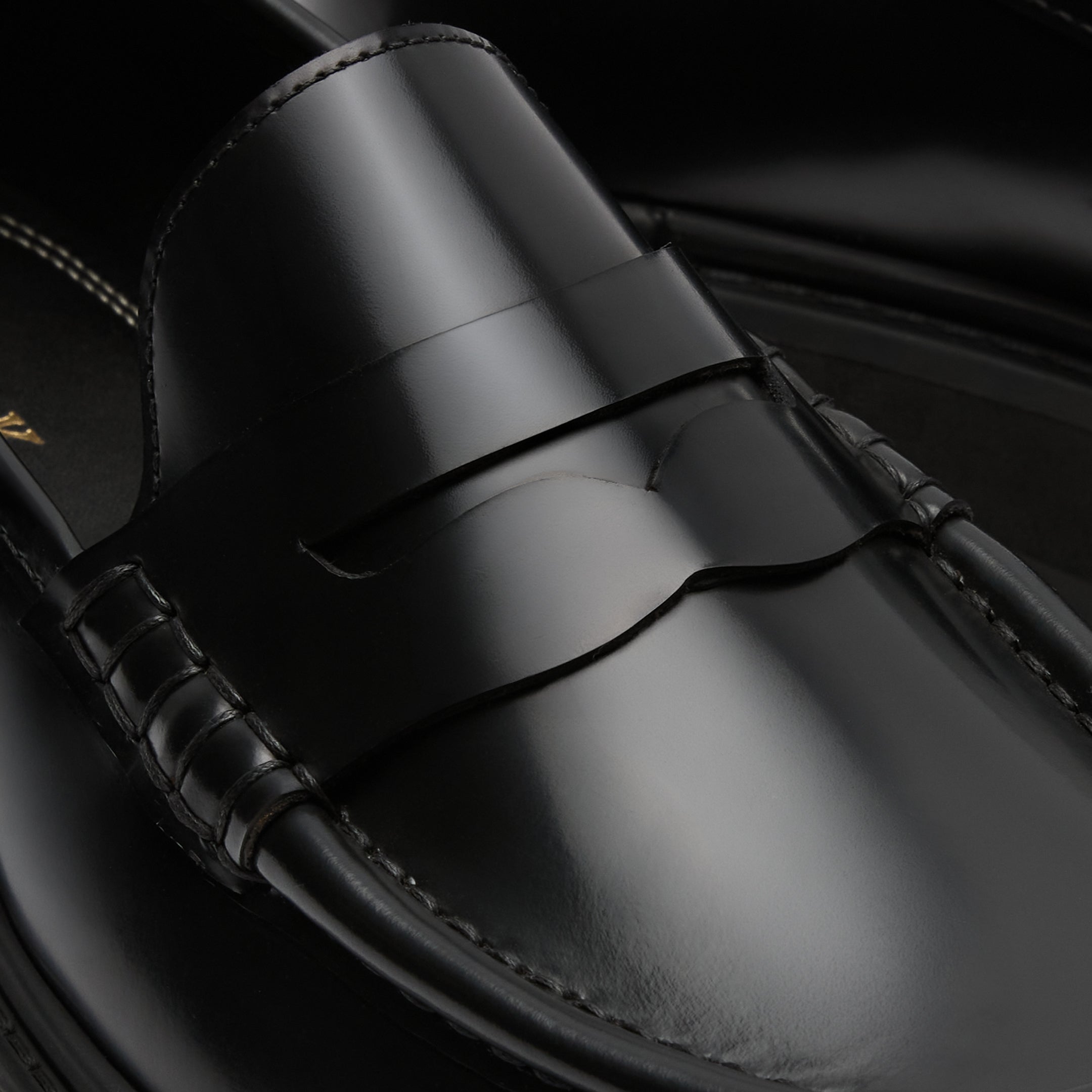 Walk London Hopper Saddle Loafer in Black Smooth Leather close up showing cut out of saddle strap and beefroll stitching