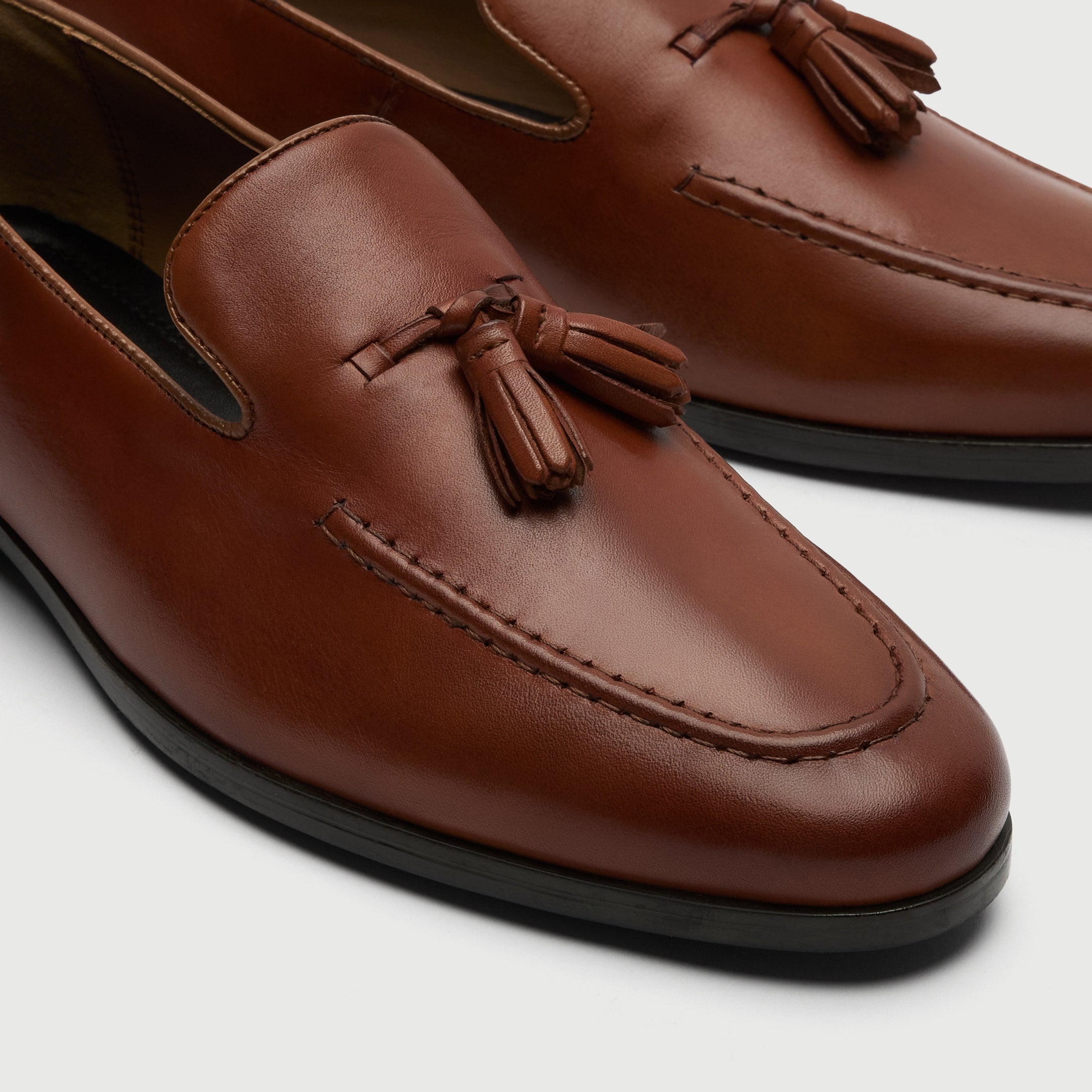 Walk London Ischia Tan Leather Tassel Loafer detail view of toe