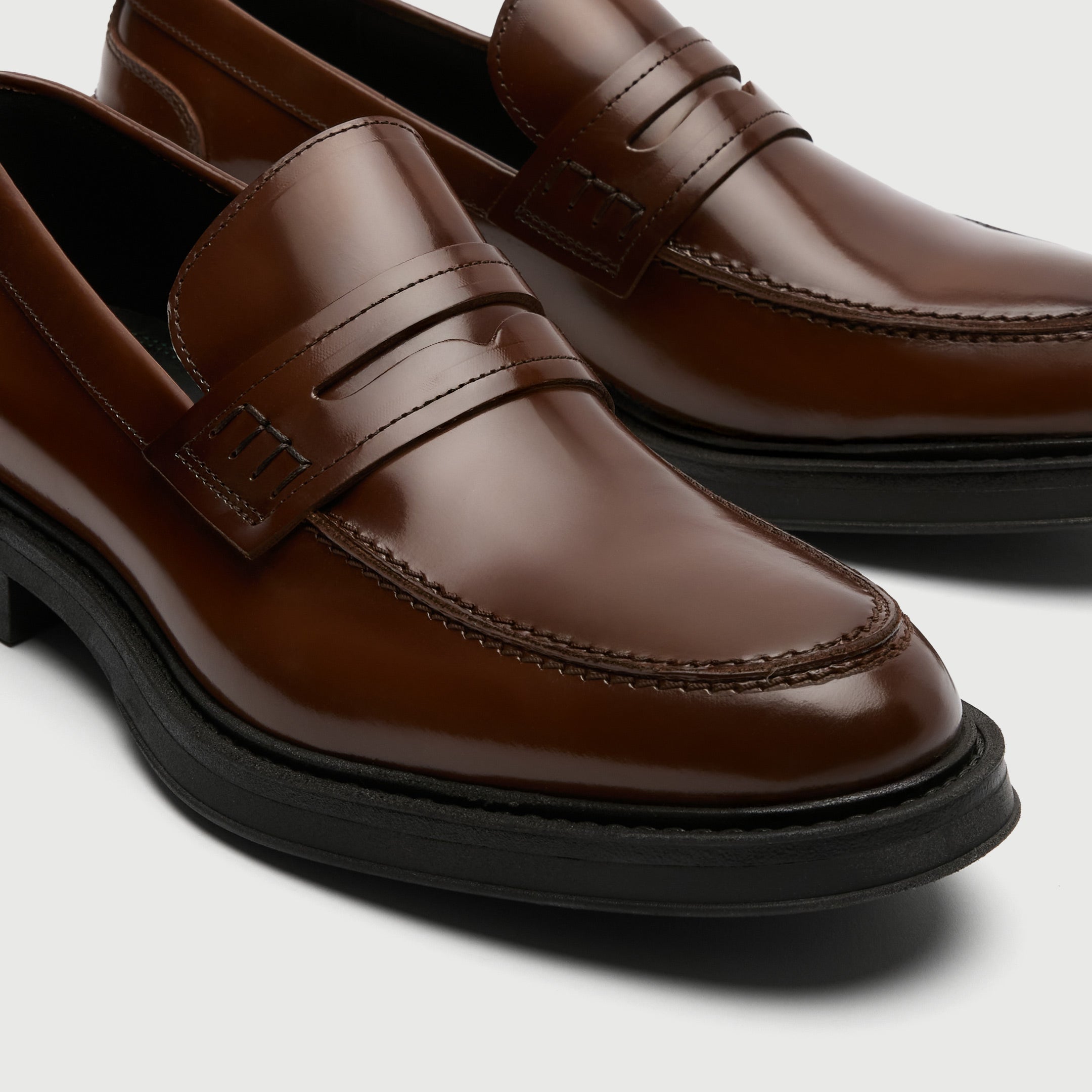 Walk London Parsons Saddle Loafer in Tan Leather - toe View