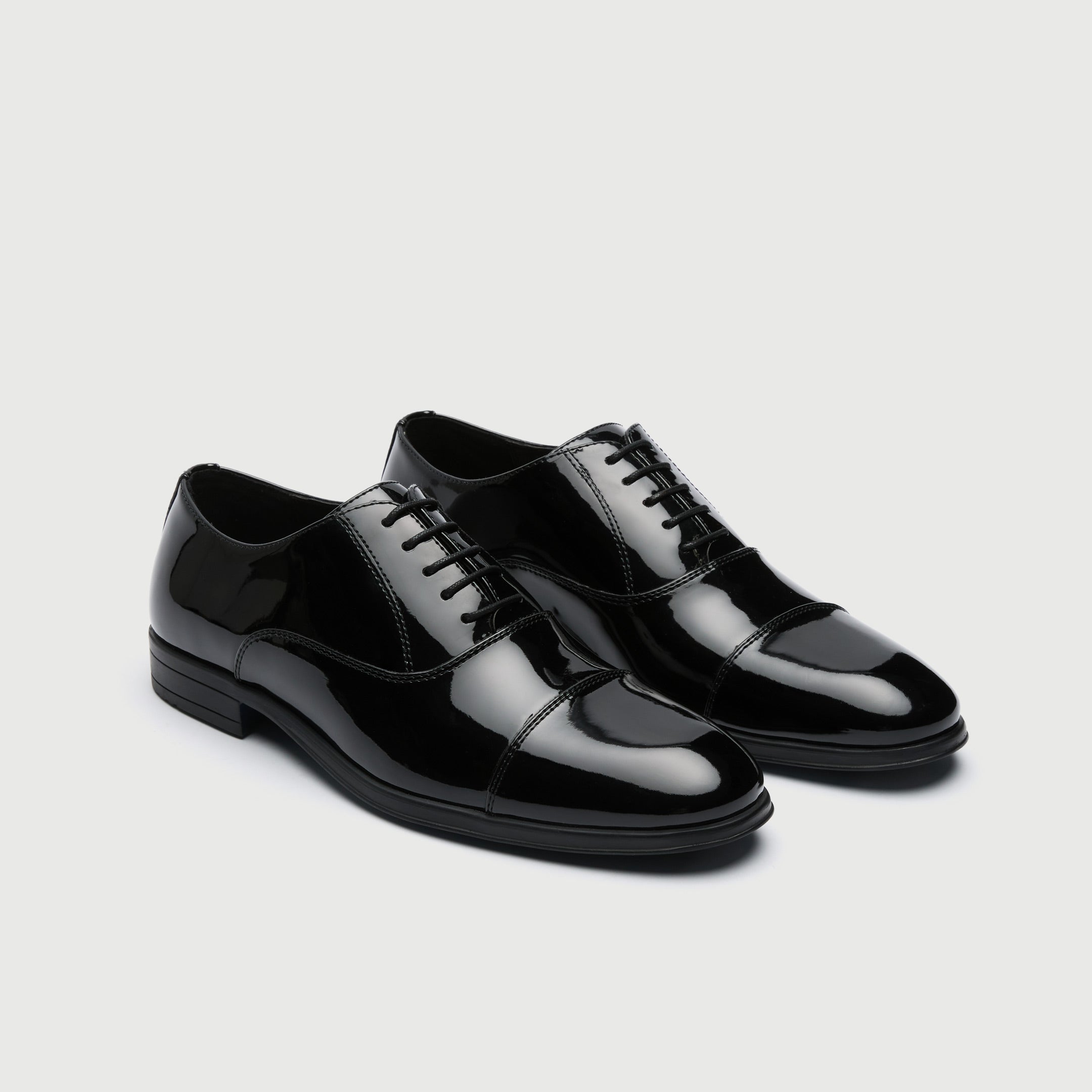 Video of man wearing Walk London Oscar Oxford Toe Cap Patent shoes with black trousers