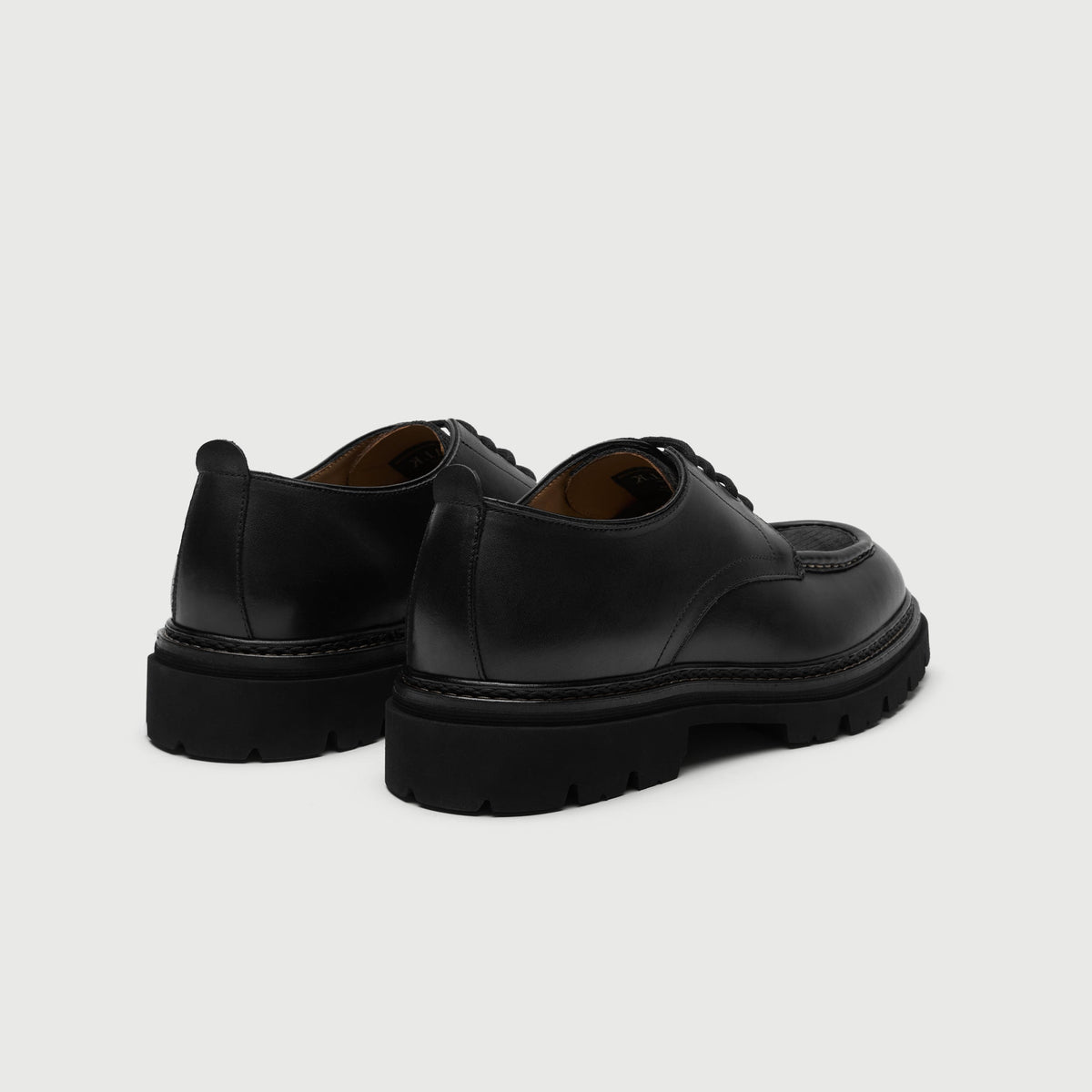 Walk London Farringdon Apron Shoe in black leather heel view with pull tab