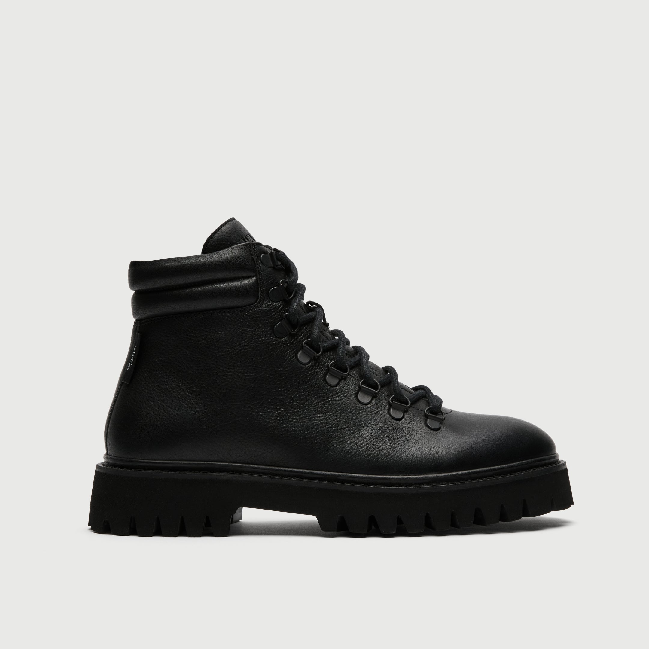 Walk London, Hopper Hiking boot in black leather with a black sole