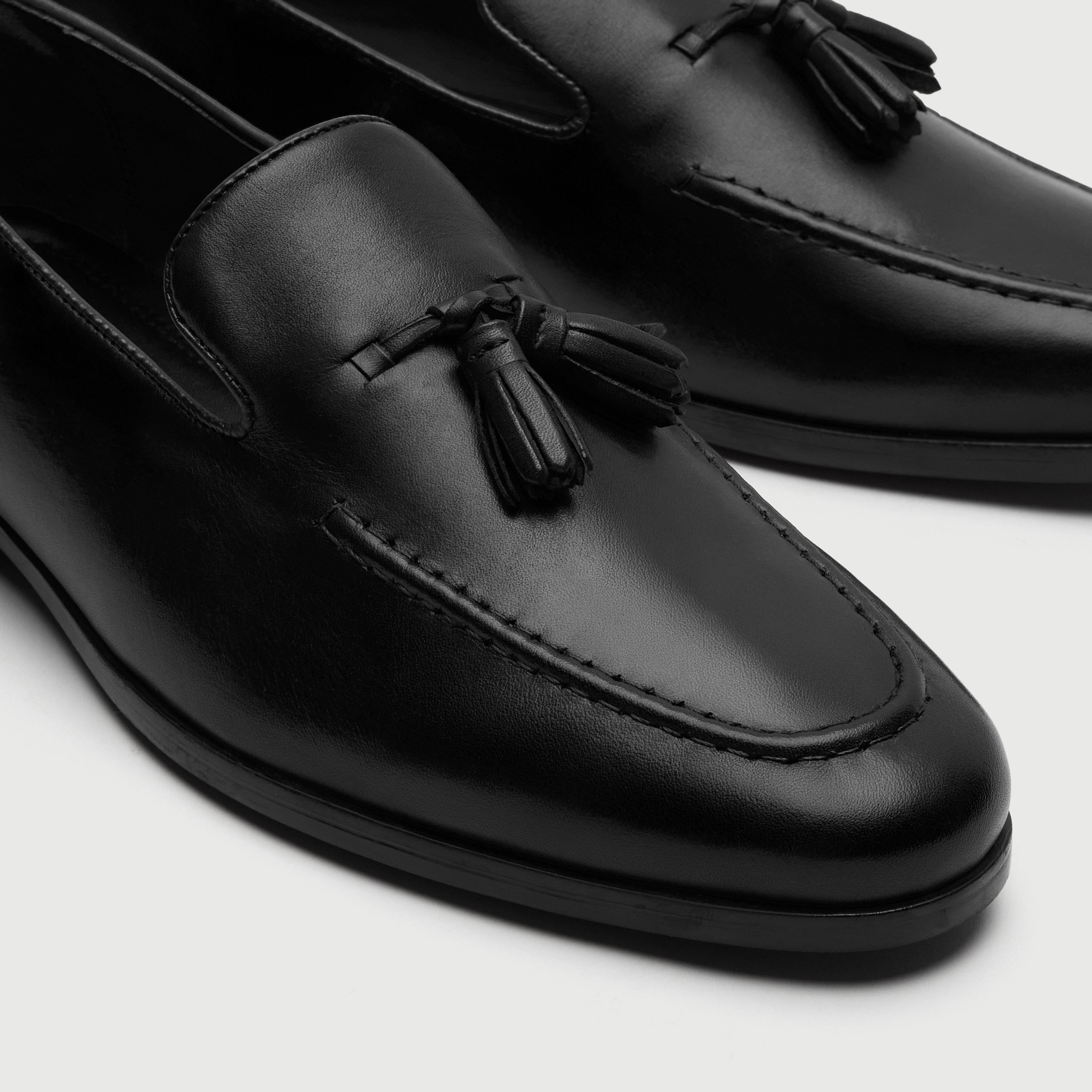 Walk London Ischia Black Leather Tassel Loafer close up detail view of the toe