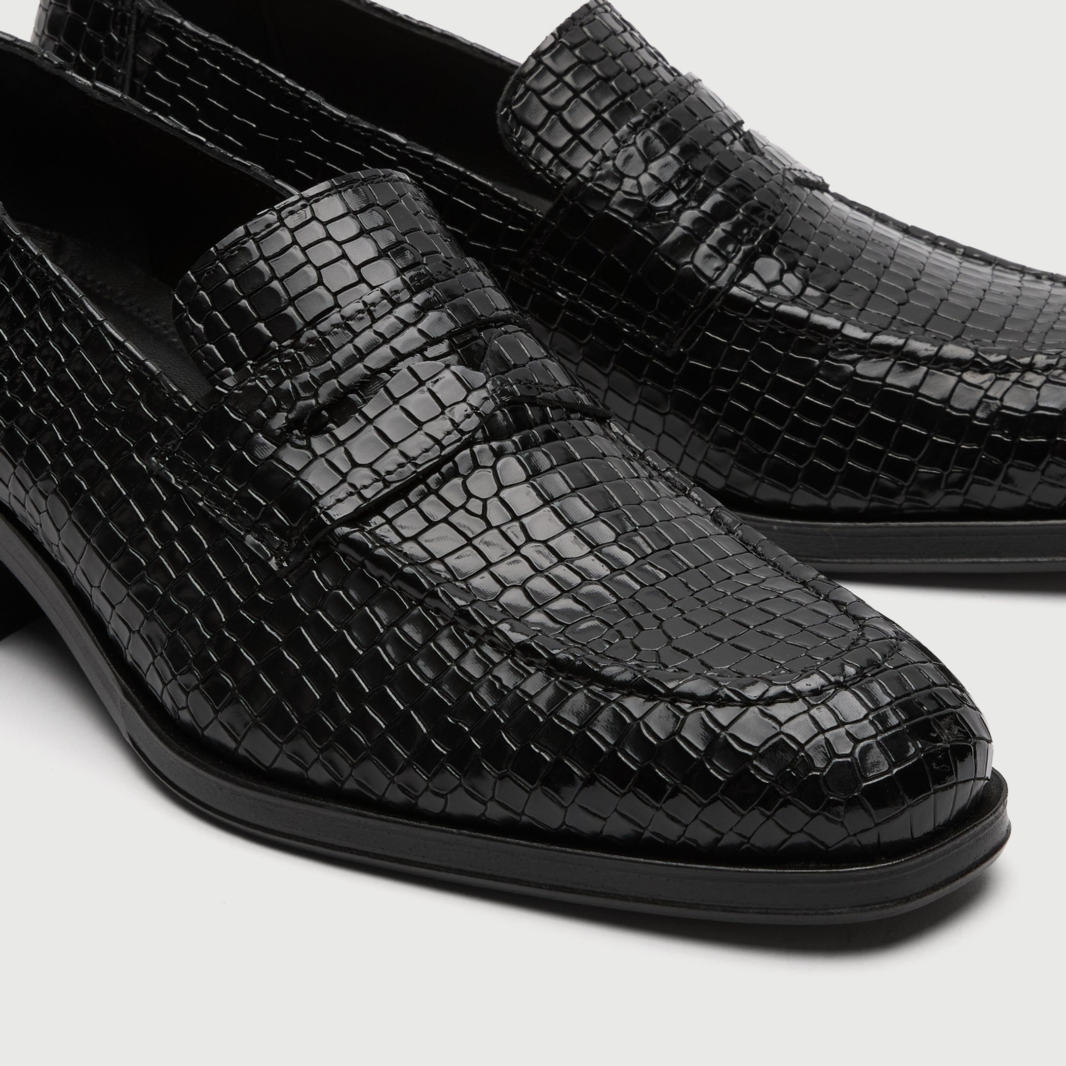Walk London Lennon Saddle loafer in black leather with emboss