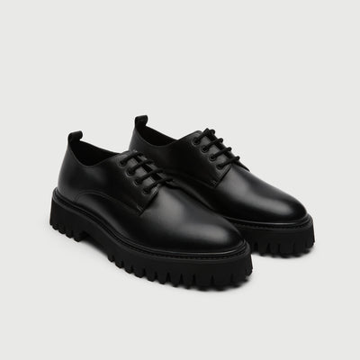 Video of man wearing Walk London Hopper Black Leather Derby Shoes with khaki trousers