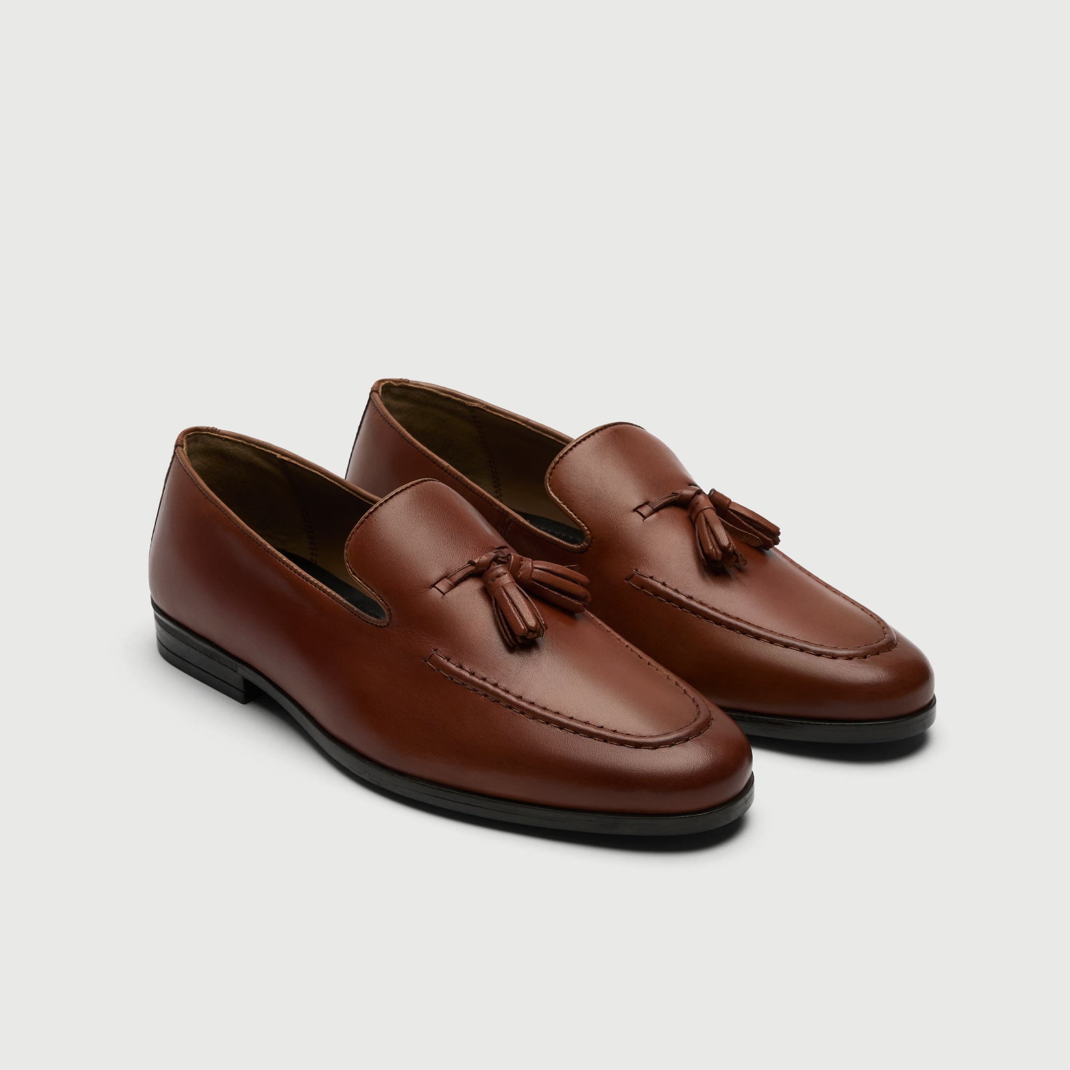 Video of man wearing Walk London Ischia Tan Leather Tassel Loafers with black trousers