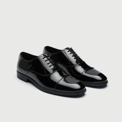 Video of man wearing Walk London Oscar Oxford Toe Cap Patent shoes with black trousers